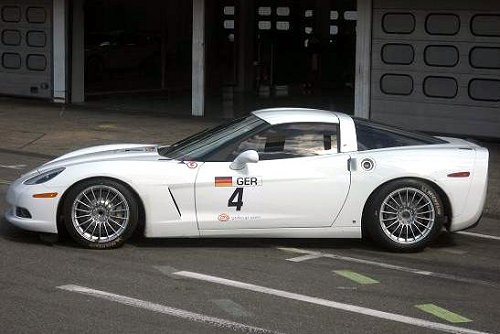 Eerste meters Jeroen Bleekemolen in dikke Corvette
